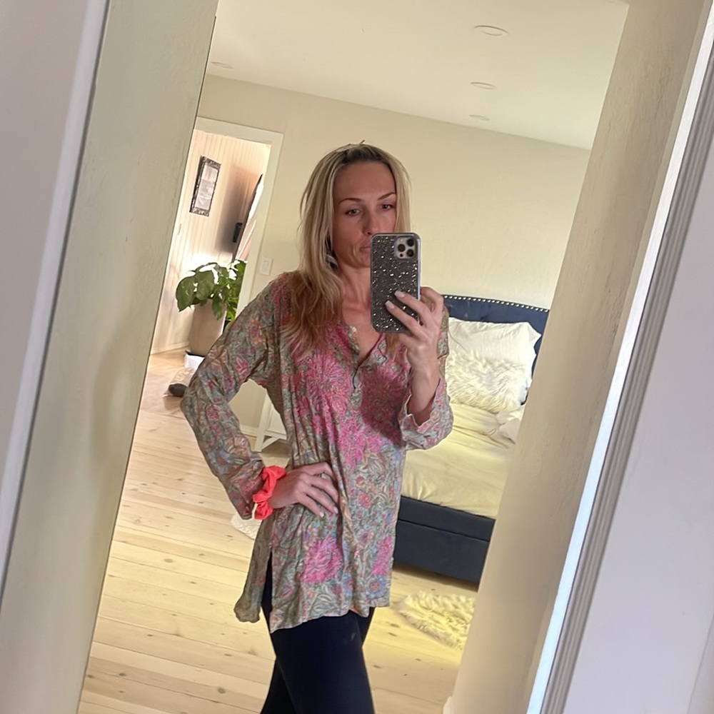 No brand tag, looks like Johnny W@s, 100% silk tunic excellent condition